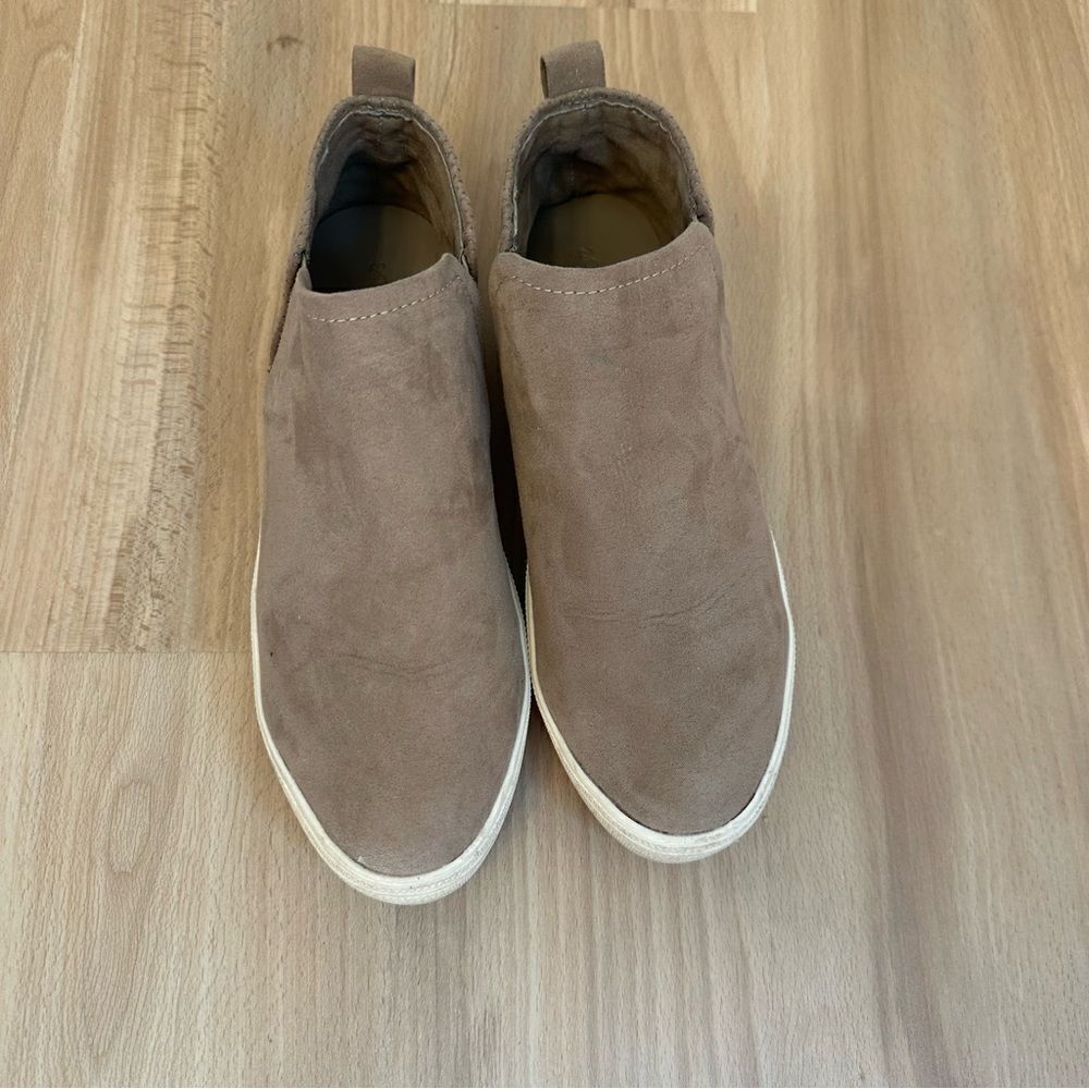 Universal Thread Slip On Shoes - Picture 2 of 8